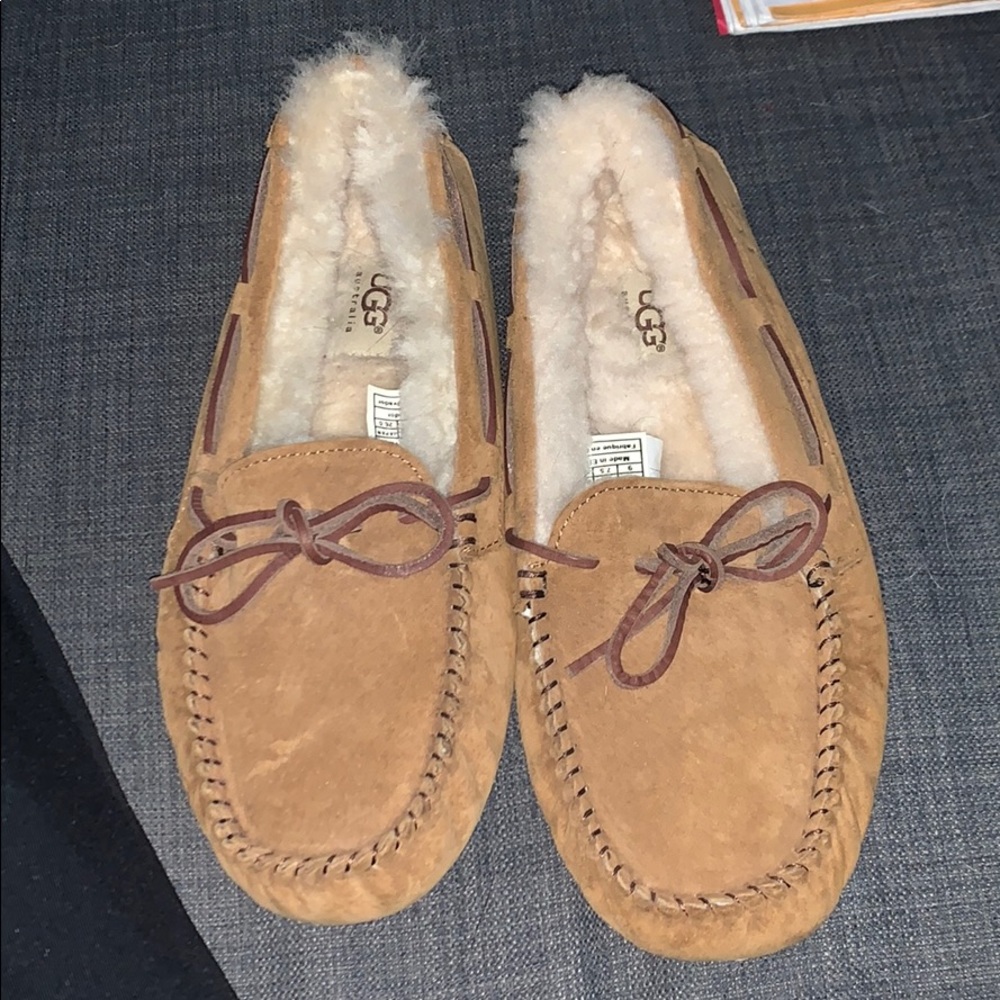 UGG Slippers!! 🎄🎅🏼 🎁 MOVING SALE